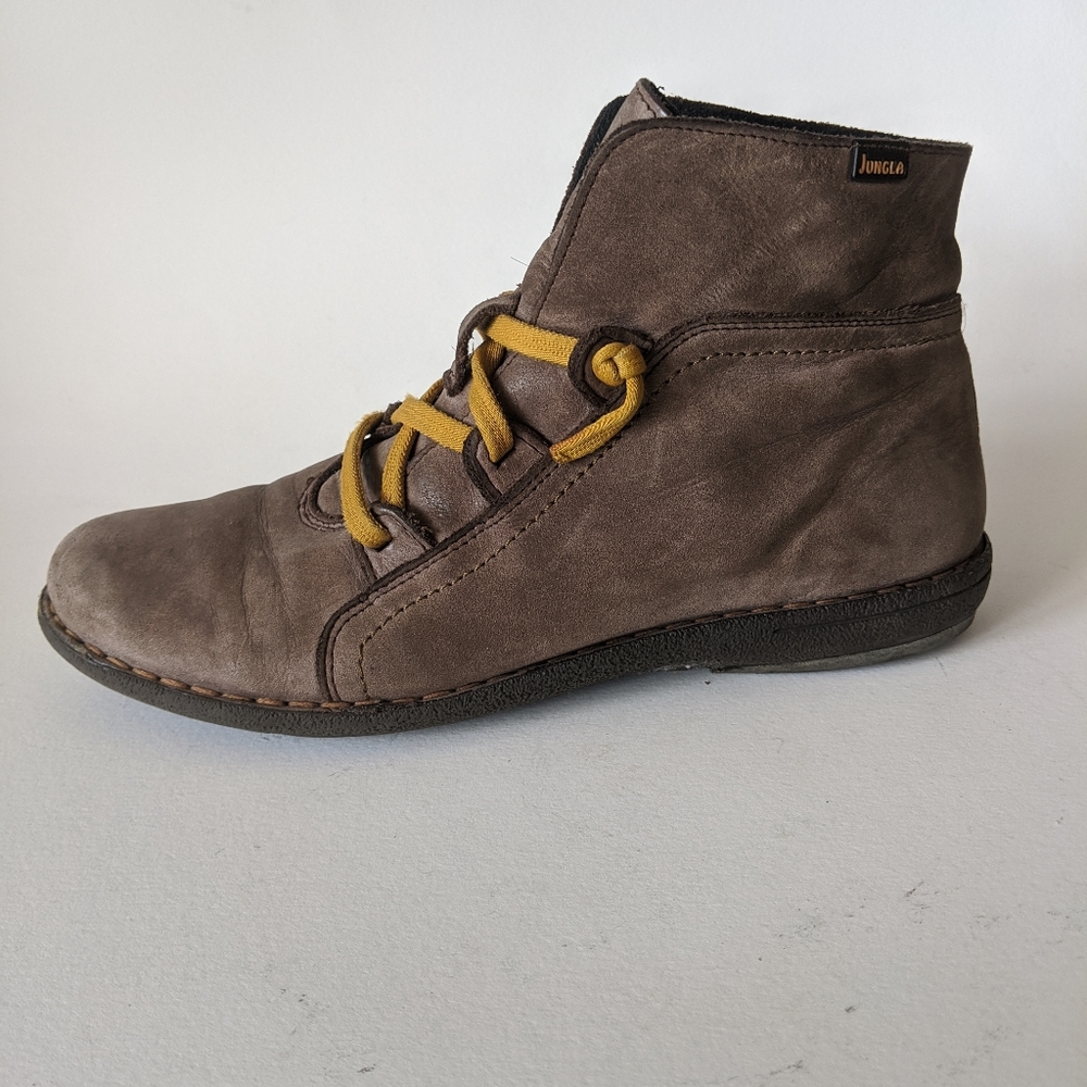 Pull on Tan Leather booties by Jungla
